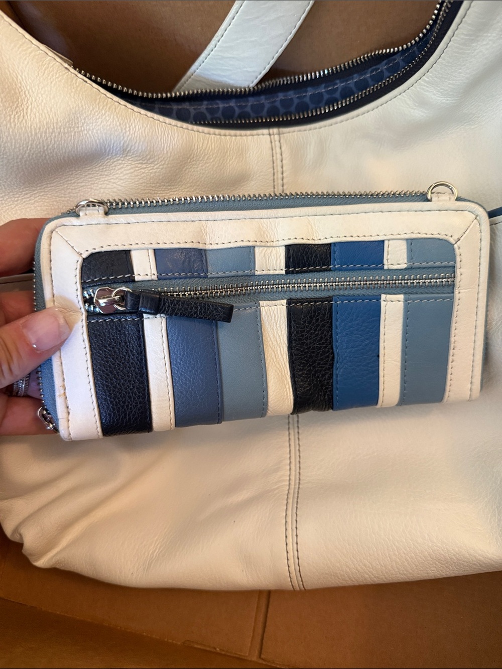 EUC Brighton white Cabana LUMINA purse with dust cover and original box - Picture 13 of 14